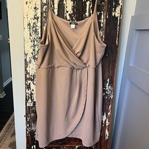 Venus women’s Mini Tan spaghetti strap V-neck pleated wrap dress. Size 2X.